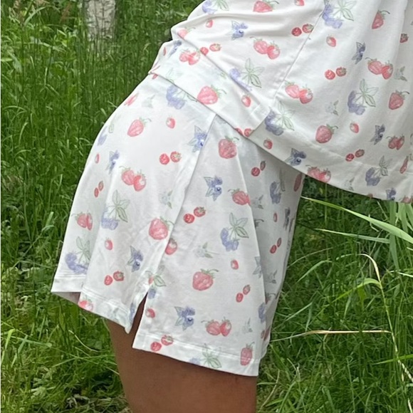Djerf Avenue Go Slow Pajama Shorts in Summer Berries - Size M - Picture 1 of 2